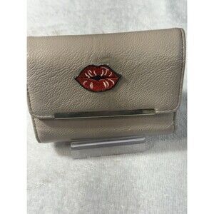 Safe Keeper Tri-Fold Wallet Zippered Coin /Card Slots Beige W/ Red Lips Sz 5X4X1